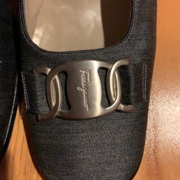 SALVATORE FERRAGAMO grey pumps - Picture 2 of 7